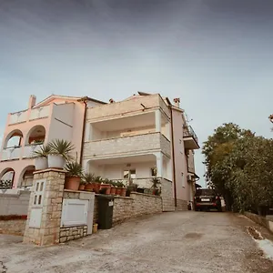 https://perla-apartments-porec.in-istria.net