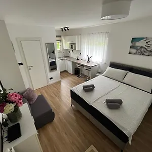 https://esmeralda-1.in-istria.net